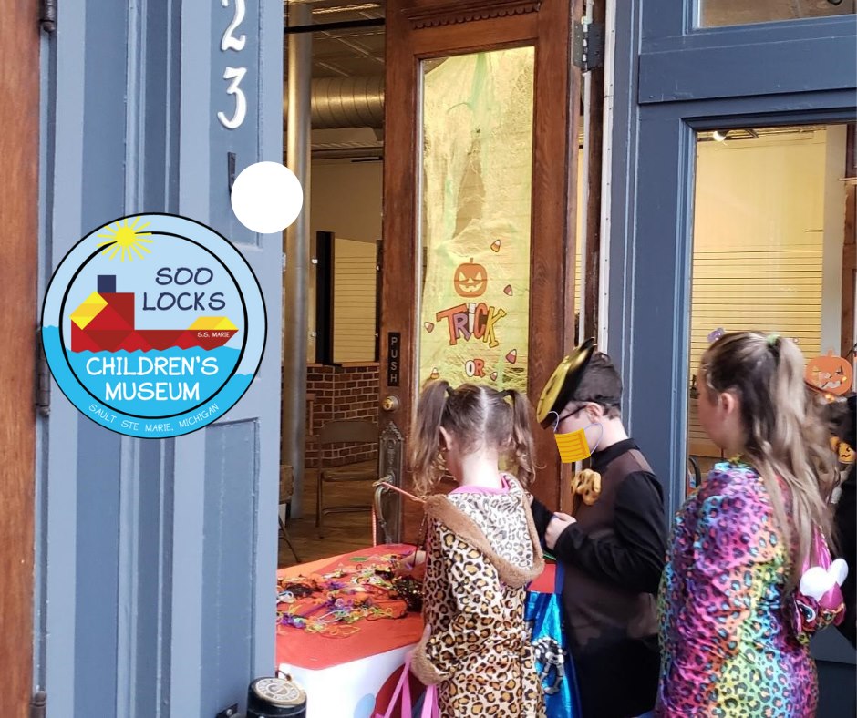 Trick-or-treaters at the SLCM building, Fall 2021